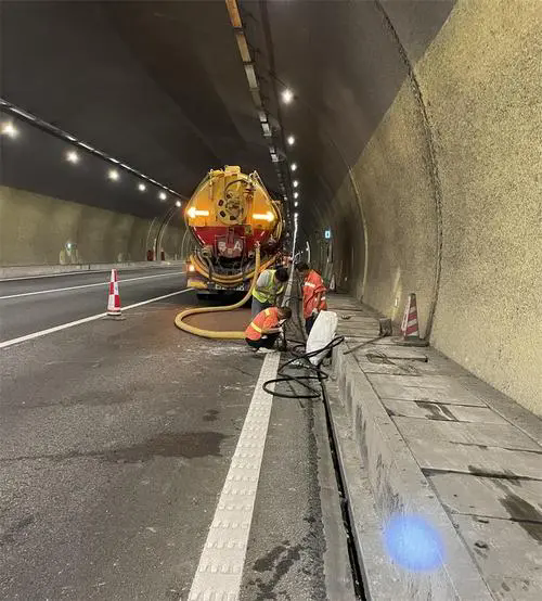 靖远隧道排水渠清淤